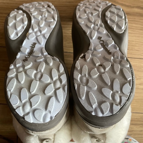 Columbia snow boots. This is my daughter’s shoes, a little small right now . - Picture 5 of 6